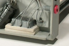 Modellfoto: der hohle Signalsockel von unten gesehen, darin an die Seitenwand geklebt ein Wippenschalter.