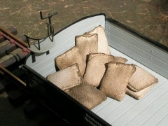 Modellfoto: zehn Jutesäcke sind an der Stirnwand eines offenen Wagens gestapelt.