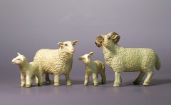 Zwei Lämmchen, ein Schaf und ein Hammel mit Hörnern.