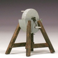 Schleifbock: drehbar gelagerter Schleifstein mit Kurbeln auf einem Ständer.
