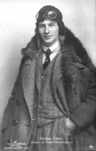 Foto: Anthony Fokker mit Fliegerkappe, –brille und –mantel.