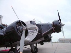 Flugzeug auf Rollfeld, vorderer Teil von links.