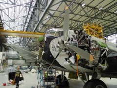 Große Montagehalle mit vorderem Teil der Ju 52. Der linke Motor ist schon angebracht.