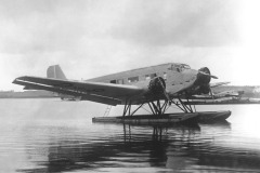Junkers–Flugzeug auf dem Wasser.