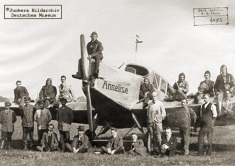Foto mit Flugzeug Junkers F 13 „Annelise” und der Crew.