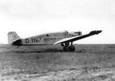 Die Junkers W 33 „Bremen” startet 1928 zur Atlantik–Überquerung in Ost–West–Richtung.