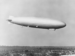 Luftschiff im Flug von der Seite, bei der Landung in Amerika.