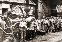 1925 drischt die Dorfgemeinschaft mit einer Dampfmaschine Getreide.