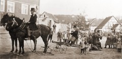 Umzug auf dem Dorfplatz nach dem Hausbau.