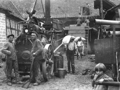 Dreschen mit der Dampfmaschine (1934) - Blick in den Hof eines Bauern.