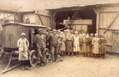 1930: Die Dorfgemeinschaft drischt mit einer Elektro–Maschine Getreide.