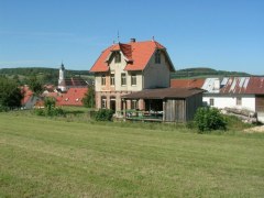 Bahnhof Dischingen mit Ladeboden und Güterschuppen, Gleisseite.