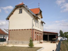 Fast fertig restauriert: Bahnhof Dischingen (2009, Stirnseite).