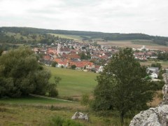 Blick von einem Hügel auf Bahnhof und Ort Dischingen.