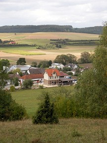 Der denkmalgeschützte Bahnhof Dischingen der HMB vom Hügel aus gesehen.