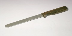Werkzeug zum Trennen der LGB–Kupplungen, ähnlich einem stumpfen Messer.