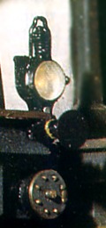 Micro–Glühlampe in einer H0–Lokomotiv–Laterne.