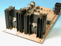 Zwei Transistoren auf Fächerkühlkörpern.