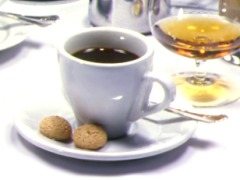 Espresso–Tasse mit zwei Makronen.