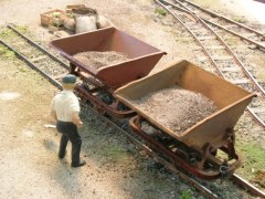 Zwei Feldbahn–Muldenkipper als Modelle (im Maßstab 1:22,5).