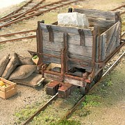 Feldbahn–Holzkipper, daneben auf dem Boden Säcke (IIf, 1:22,5).