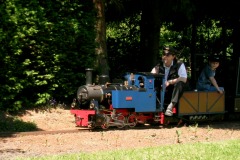 Eine große, blaue Feldbahn–Dampflok im Dampfbahnclub Taunus.