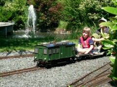 Ein grüner Gepäcktriebwagen, 5 Zoll, im Dampfbahnclub Taunus (DBCT).