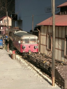 Modellfoto: Triebwagen T34 der WEG neben dem Lokschuppen bei einer Ausstellung.