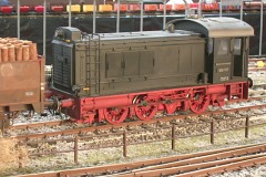 Eine V36–Diesellok (1:22,5) mit einem Hochbordwagen (Regelspur).