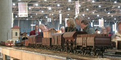 Auf Rollböcke aufgebockte Regelspurwagen bei einer Ausstellung in Utrecht.