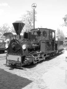 Schwarzweiß–Foto: eine Feldbahn–Dampflok mit Schlepptender, die Jacobi.