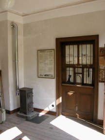 Blick in den Warteraum im Bahnhof Dischingen mit dem Fahrkartenschalter.