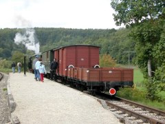 Ein Personenzug mit Güterbeförderung am Haltepunkt Sägmühle.