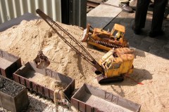 Bagger, Planierraupe und Hochbordwagen am Sandspielplatz.