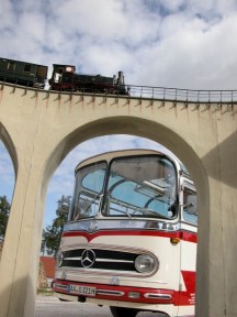 Blick auf das Viadukt–Modell, hinter einem Bogen der Panoramabus „Sonja”.