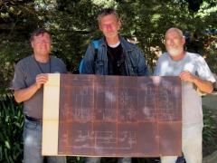 Drei Männer mit einem Plan der bayerischen Motorlok ML2/2.