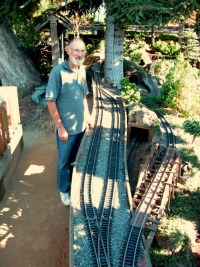 Richard M. vor dem Anheizgleis seiner Gartenbahn in Kalifornien.