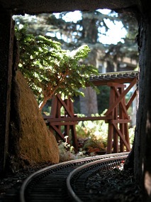 Blick aus einer Galerie aus dem Tunnelportal auf eine Brücke.