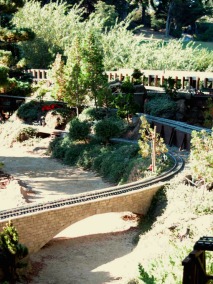 Eine selbst gebaute Steinbogenbrücke (im Maßstab 1:22,5).