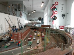 Foto von einer Spur 1–Anlage mit Motiven aus dem Hafen Hamburg.