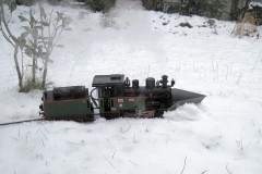 Eine Echtdampf–Lok arbeitet sich durch den aus Modellsicht tiefen Schnee.