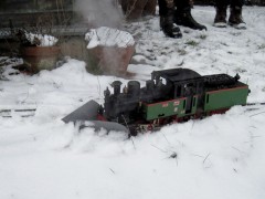 Gleich wird der Bahnhof beim Schneepflügen erreicht werden.