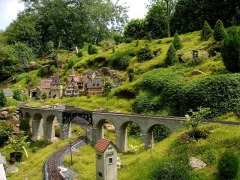 Eine großzügige Gartenbahn - viel Landschaft, wenig Gleis, eine kleine Stadt.