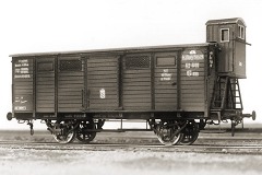 Modellfoto: gedeckter Güterwagen mit hoch liegendem Bremserhaus.