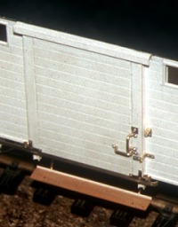 Foto: Ausschnitt eines gravierten und montierten, aber noch unlackierten Güterwagen–Modells.