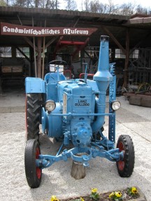 Alter Lanz Bulldog auf der Lochmühle in Hessen (von vorne).