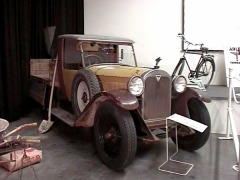 Foto: Sandfarbener Adler–Personenkraftwagen mit Pritschen–Aufbau auf einer Ausstellung.