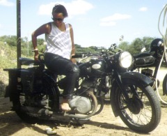 Motorrad: Zündapp DB200 - eine junge Frau sitzt auf dem vorderen Sattel.