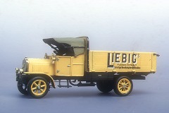 Foto: Modell eines alten, gelben Lastwagens mit Pritsche und Aufschrift „Liebig's”.