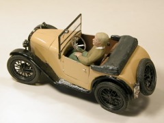 Dixi–Kleinwagen mit offenem Dach und Fahrerfigur von schräg links oben gesehen.